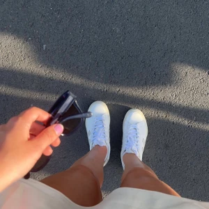 Mörkblå chimis  - Funderar på att sälja mina blåa chimi solglasögon, har alla kartonger som självklart följer med. Priset kan diskuteras.  Nypris är 1250 kr🥰