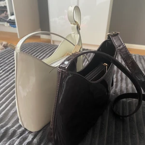 Väskor - Fina väskor i samma modell, glansig yta och med ett innerfack i väskan, även skjusterbart band, nyskick på båda, 40kr styck, båda för 60❤️