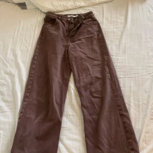 Baggy jeas - Bruna baggy jeans från na-kd. Köpta för 599kr säljer för 119kr. Använda sparsamt. Storlek 32 (xxs) men passar mig med xs/s. 💛Hör av er om ni vill ha mer bilder!!