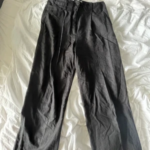 Snygga Linnebyxor, 55% linen  - Snygga svarta ”linnebyxor”. 55% linen 45% Viskos. Använd fåtal gånger men i mycket bra skick. Storlek 40 och är rättvis i storleken. 75 cm i innerbenslängd.