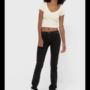 Stradivarius jeans strl S - Säljer dessa sjukt fina jeans då de sitter för tajt runt höften! Köparen står för frakt!☺️ (syrran e modell!)