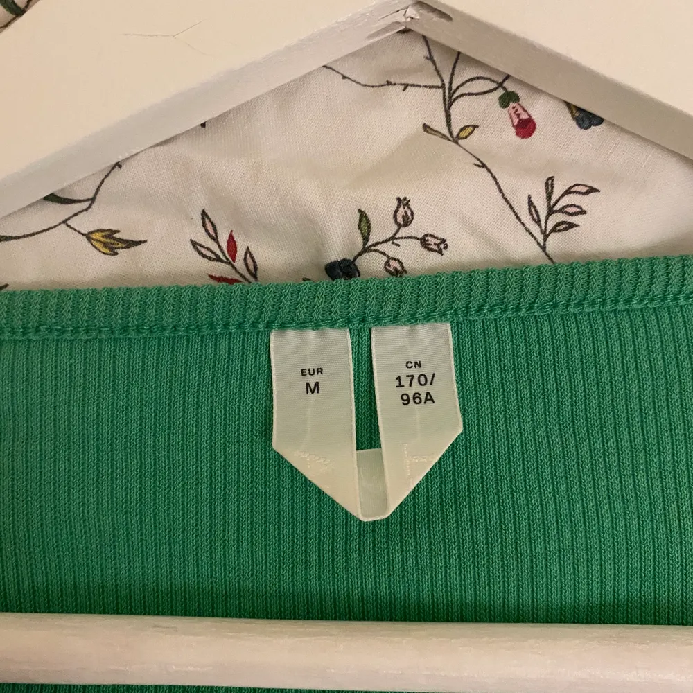 Grön långärmad tröja från Arket i storlek M! Tröjan har en djupare urringning. Superfin verkligen!! 🍋🍋 Villig att diskutera pris!. Toppar.