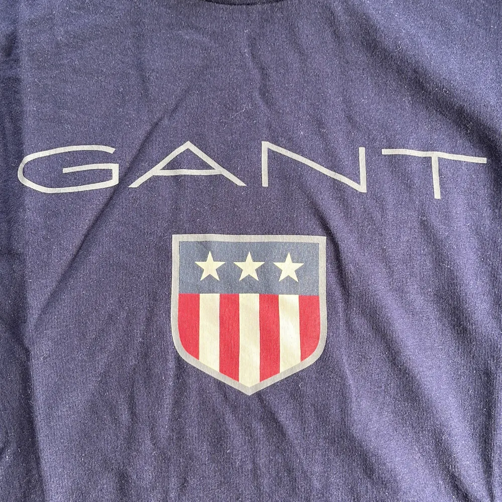 Säljer denna fina t-shirt från Gant som tyvärr inte passar längre. Den är i storlek 158/164 men passar även XS/S. T-shirts.