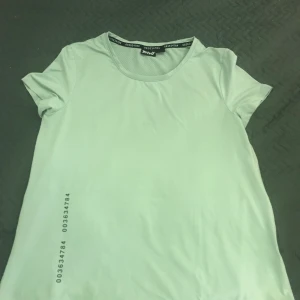 Träningströja - Träningströja i fint skick! Super skönt material och baksidan har ”hål” vilket gör det super luftigt och skönt!😍 OBS fraktpriset är annorlunda om du inte köper via plick 