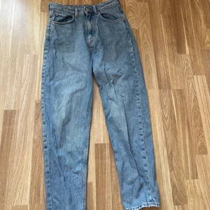 Weekday jeans! W29 L30 - Jääättesnygga jeans från Weekday, modellen Lash. Köpta för 500, säljer för 200+ frakt! Aldrig använda ! Storleken är W29 och L30. Perfekt passform och längd, jag har vanligtvis M och är 172 lång. 🥰🥰🥰