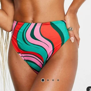 Bikiniunderdel - Skitsnygg bikiniunderdel som tyvärr inte passade mig. Sitter så snyggt över rumpan också🙏🏼 endast provade med hygienskydd. Möts i Stockholm eller skickar mot fraktkostnad 💕💕