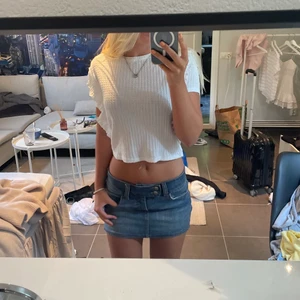 vit t shirt med volang - så fin t shirt med volang på sidorna från zara barn, sitter som en Xs😍 kan posta samma dag!! i princip helt oanvänd