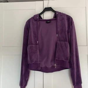 Tröja - Säljer min juicy couture tröja, använd några gånger, fortfarande bra skick.