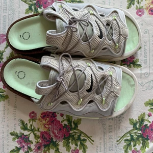 Nike offline 2.0 - skriv i dm om du vill köpa. storlek 45.5 (US 11.5)  feta unika tofflor. sparsamt använda, några skrapor på sulorna bland annat. kommer ej i og boxen.  köpta på atmos NYC.   kan mötas i Lund/Malmö området 