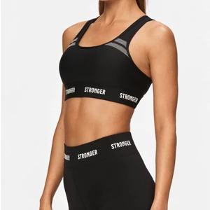 Stronger set - säljer ett svart stronger set som inte kommit till någon användning. säljer helst hela setet men kan även sälja toppen och byxorna separat 😇 nypris på setet är 1100kr