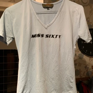 Miss Sixty - En ljusblå ”Miss Sixty” tröja i ren y2k fashion💗 Storleken säger M men passar mig som är en S! Second-hand thriftad tröja, därav de fragila svarta bokstäverna som är fastklistrade🙏