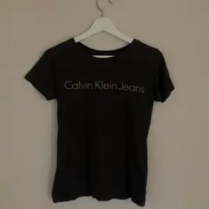 Mörkgrå calvin clein t-shirts i storlek XS🖤
