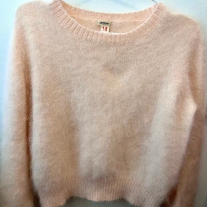Stickad tröja  - Säljer en rosa stickad tröja från Bellerose i storleken 14/ XS. Denna tröja har jag använt fåtals gånger och är nästan i ny sick. Original pris är 1110 kr jag säljer den för 300 kr. Köparen står för frakt på 39 kr 
