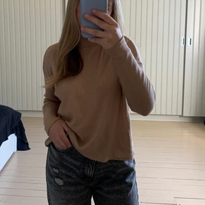 Polotröja från H&M, stl: S - En polotröja i från H&M. Den är väldigt bekväm och luftig och är i bra skick. Säljer eftersom den aldrig används💕