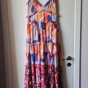 French connection klänning  - ISADORA DELPHINE TIERED MAXI DRESS .  Använda bara några timmar på en sommarfest, storlek är XS , men passar perfekt till M . Nypris är cirka runt 1750kr. Märke French connection.