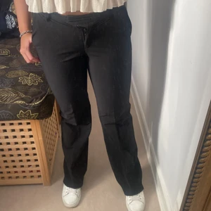 Kostymbyxor - Säljer mina skit snygga lågmidjade raka kostymbyxor som jag köpte på second hand, de står tyvärr inte storlek eller märke, men skulle tro att de är storlek S o längd 32, säljer pågrund av att dem börjar bli för små för mig