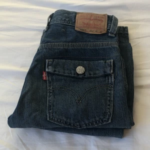 Levis jeans modell 527tm - Säljer då de inte passar mig längre. Bootcut bootcut jeans ,Innerbens längden är 69 och midjemåttet 35 tvärs över, liknande true religon. Andvända ca 2 gånger .Tryck inte på köp nu 