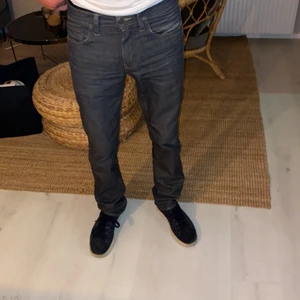 Levi’s jeans  - Säljer mina mörkgrå jeans från levi’s jeans, använd endast 1 gång.  Strl: W30 L32. Jag är 183cm. 
