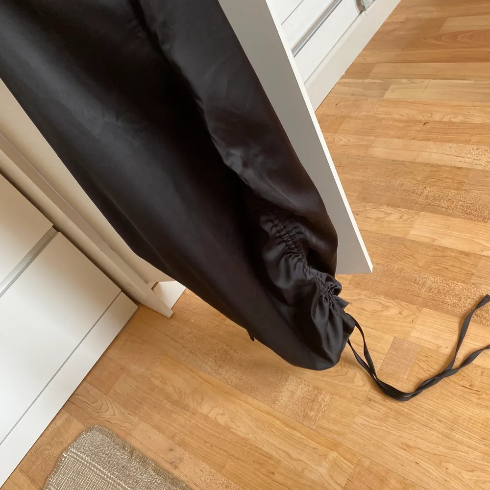 Dragsko på båda sidorna. Drapering fram. Samväldet en gång. Köpt på asos. Stolek 40 . Mekot.