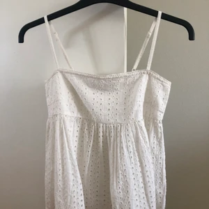 Söt sommartopp!💕 - En jättesöt vit topp från bikbok. Aldrig använd, så den är i perfekt skick. Storlek xs men passar även s😍 justerbara band