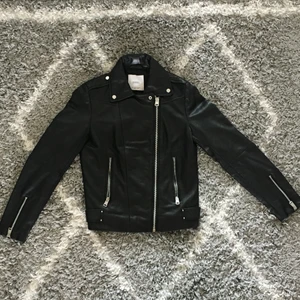 Leather Biker Jacket -  färg: black 💘  Jag köpte den för 1499 kr 💌