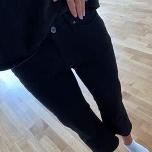 Säljer ett par svarta jeans ifrån Tiger of Sweden. Jeansen är lite kortare och mycket bredare nedtill. Materialen är 92% Bomull, 6% Elastomultiester och 2% Elastan. Storlek 28/32 passar mig som har M i vanliga fall. Använt ca 2 ggr så dom är som i nyski