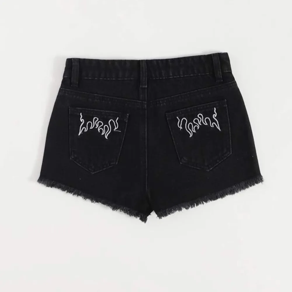 Svarta jeansshorts från Shein, aldrig använda pga för stora. Baktill är det inbeordrade eldsflammor på bakfickorna. Både fram och bakfickorna är riktiga som du kan lägga din mobil i eller annat. Utgångs pris 139 sänkt till 100kr. Köparen står för frakten.. Shorts.