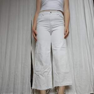 Superfina vita somriga vida jeans! Finns en liten fläck. Bianca Stratford vibes, speciellt om man har en blå fin topp till💕