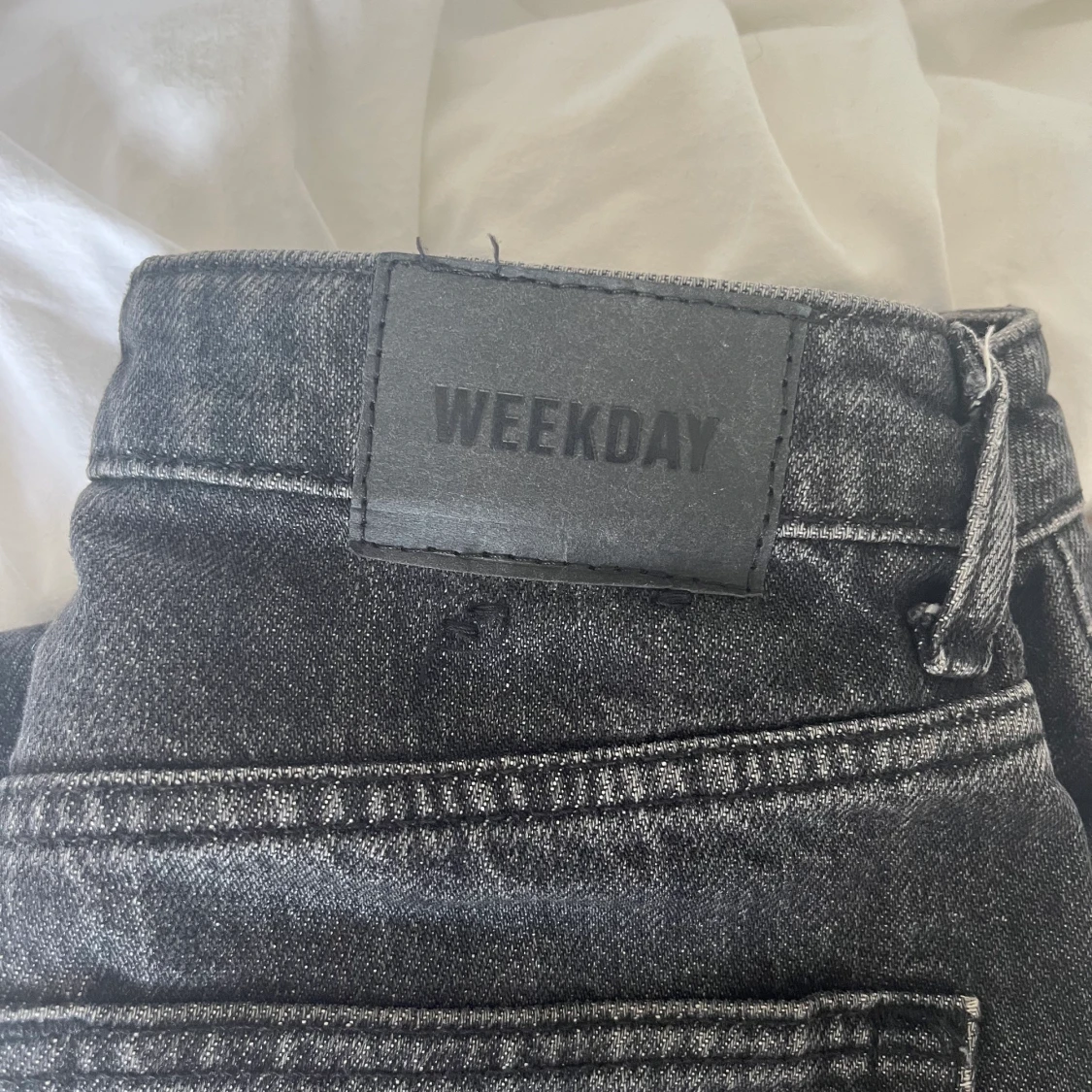 Mörkgråa jeans från weekday i strl 24/30 - 90
