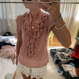 Blus - Så fin blus med volang från okänt märke. Passar till ett par shorts eller jeans så bra!! 💕💕