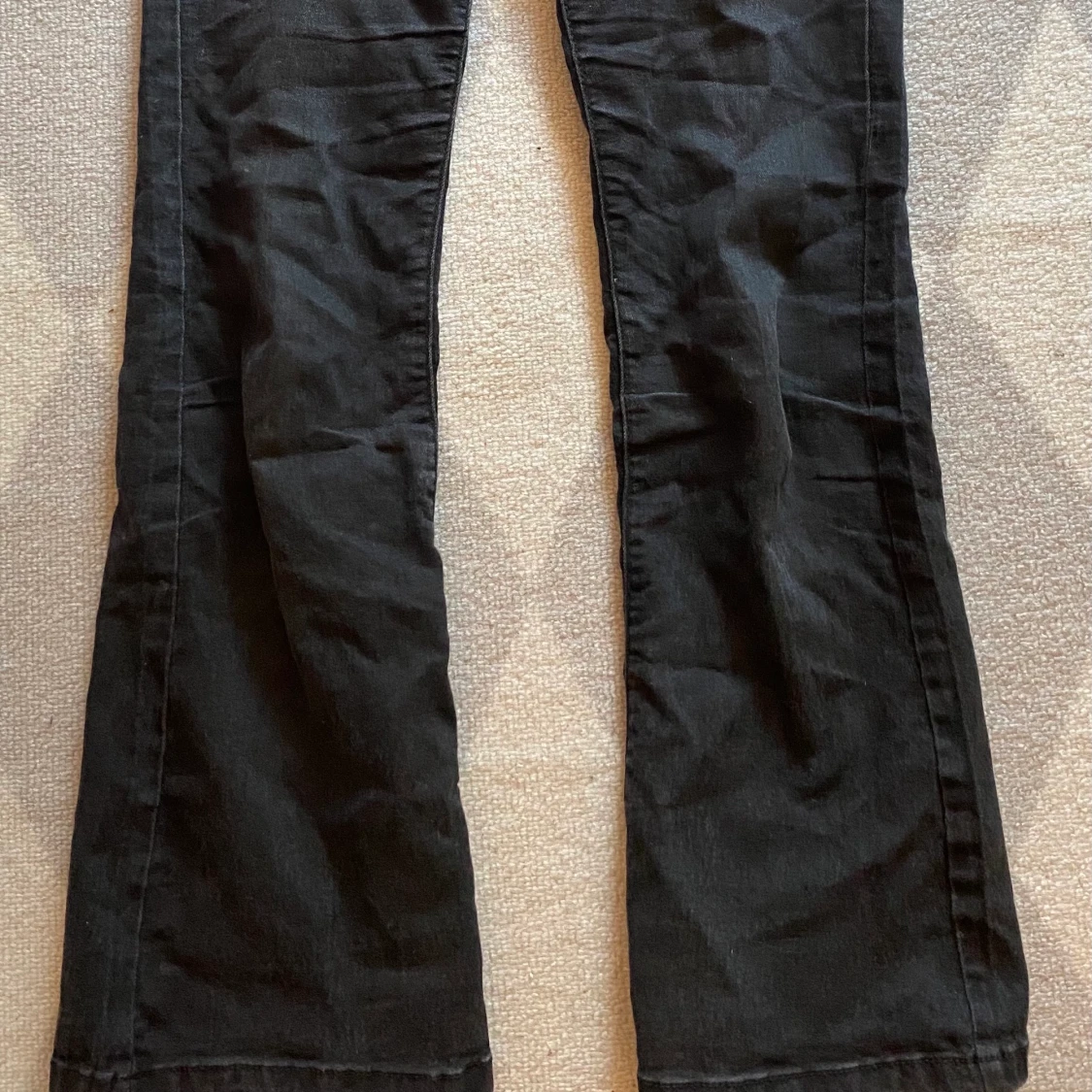 Svarta bootcut jeans - 90