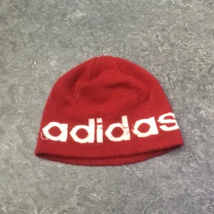 Röd Adidasmössa  - En röd adidasmössa, runt 54 cm