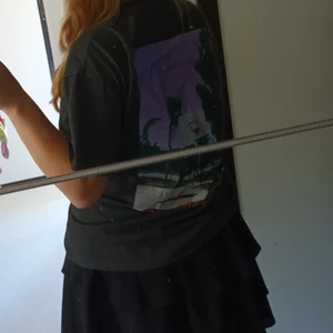 T-shirt  - En fin over size T-shirt men snyggt tryck på ryggen. Från shein.