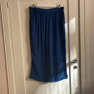 Mörkblå vida byxor från &other stories - Mörkblå vida byxor i 100% viskos från &other stories, små vävda prickar i tyget - se bild.  Storlek 42. 