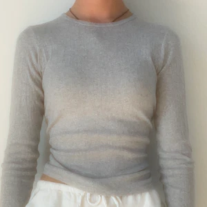  Grå tröja  -  Jättesnyggt grå tröja ifrån brandy Melville. Bara använd några gånger och perfekt för vintern!!🌨☃️