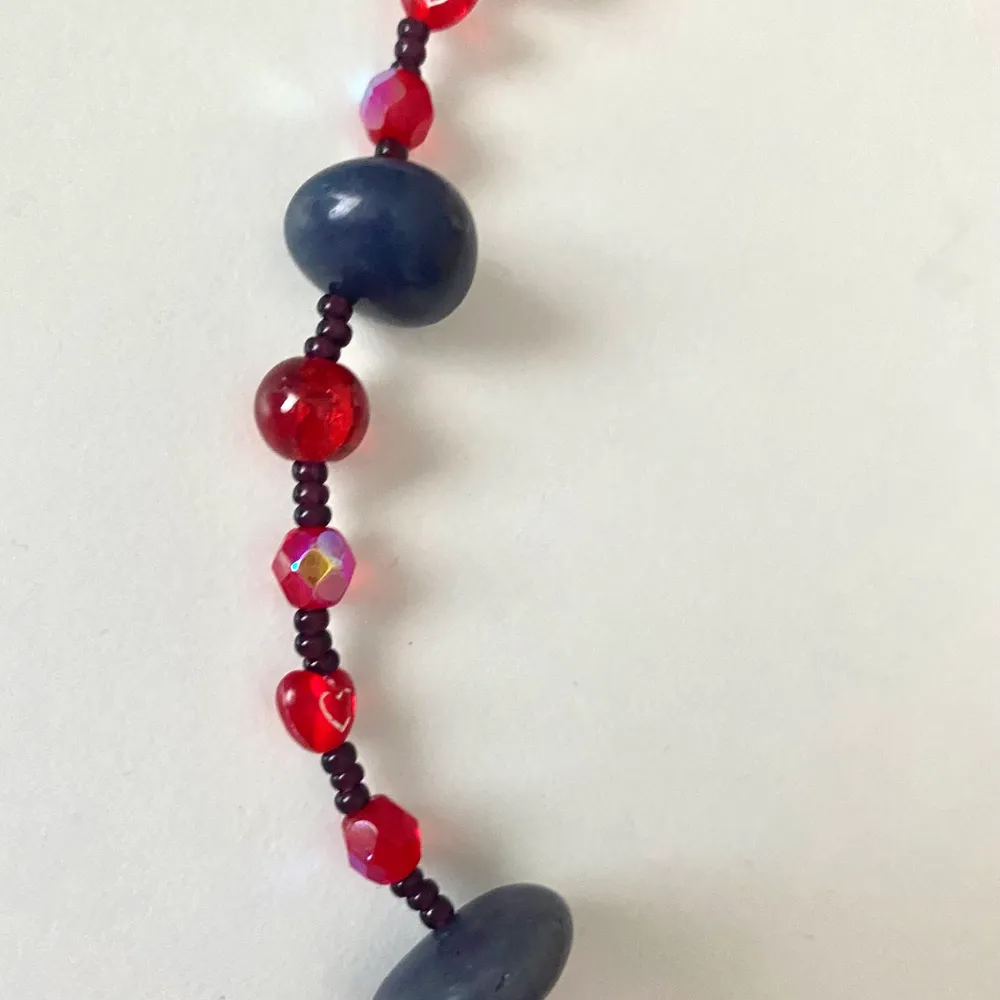 Vampire necklace med röda pärlor som skimrar och svarta stenar 🩸⚔️🩸 Justerbar . Accessoarer.