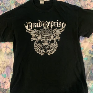 Bandtröja - !!!INTE KÖP NU!!! Baggy bandtröja från secondhand. Ser svart ut på bilden men är även liiite blåaktig. Bra skick!:)