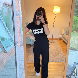 T-shirt  - Figursydd T-shirt från Levis. Använd fåtal gånger! Nypris: 300-400kr