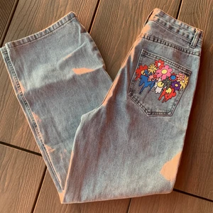 Jeans - Jättefina jeans som har tryck högra backfickan. Säljer på grund av att de är för små för mig💗passar någon som är XS-M eller 26-29. Är långa på mig som är 166. Hör av er om ni har övriga frågor🥰
