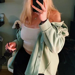 Höstjacka  - Säljer min höstjacka från Gina Tricot! Jackan finns inte längre att köpa. Den är riktigt mjuk och skön och perfekt när det är lite kyligt ute😋 Precis som ny!