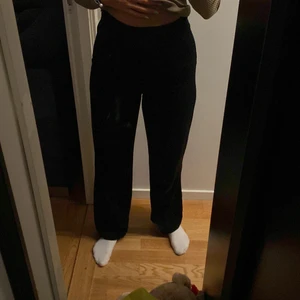 Svarta kostymbyxor (bikbok) - Riktigt snygga långa svarta kostymbyxor från bikbok i strl 36!! De är lite slitna men har absolut kvar sin glöd!! Meddela ifall du är intresserad!!💕