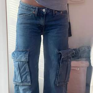 Ascoola jeans från Weekday i storlek 34, passar även 32⭐️nyskick! Riktiga fram och bakfickor🩷