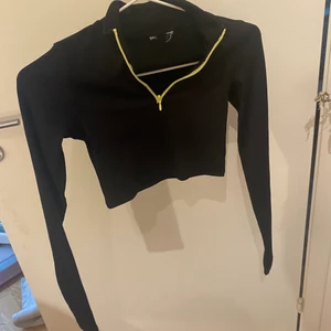 LÅNGÄRMAD TRÖJA - Tröja som jag tyvärr inte vet storlek eller märke men skulle säga XS/S💖