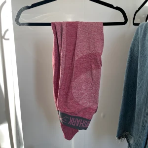 Gym shark tights - Oanvända gym shark tights med formande mönster. Världens skönaste tights som håller sig uppe och är helt squat proof! Endast använda en gång
