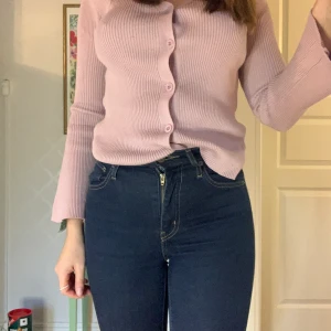 Levis jeans  - I modellen Mile high super skinny, knappt använda. Storlek: 24 i bredden. 