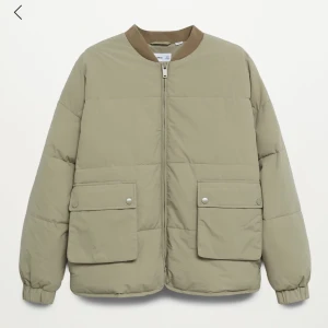 Dunjacka från mango - Grön dunjacka från mango, den har några små fläckar från vit målarfärg men är i övrigt i fint skick (fråga om bild)! Nypris 1199kr