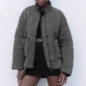 Säljer denna populära vadderade jacka i grått från Zara. Den är slutsåld på hemsidan. Denna är i Small, och användes en gång! Nypris 699:-  450+frakt!
