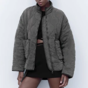 Vadderad jacka Zara - Säljer denna populära vadderade jacka i grått från Zara. Den är slutsåld på hemsidan. Denna är i Small, och användes en gång! Nypris 699:-  450+frakt!