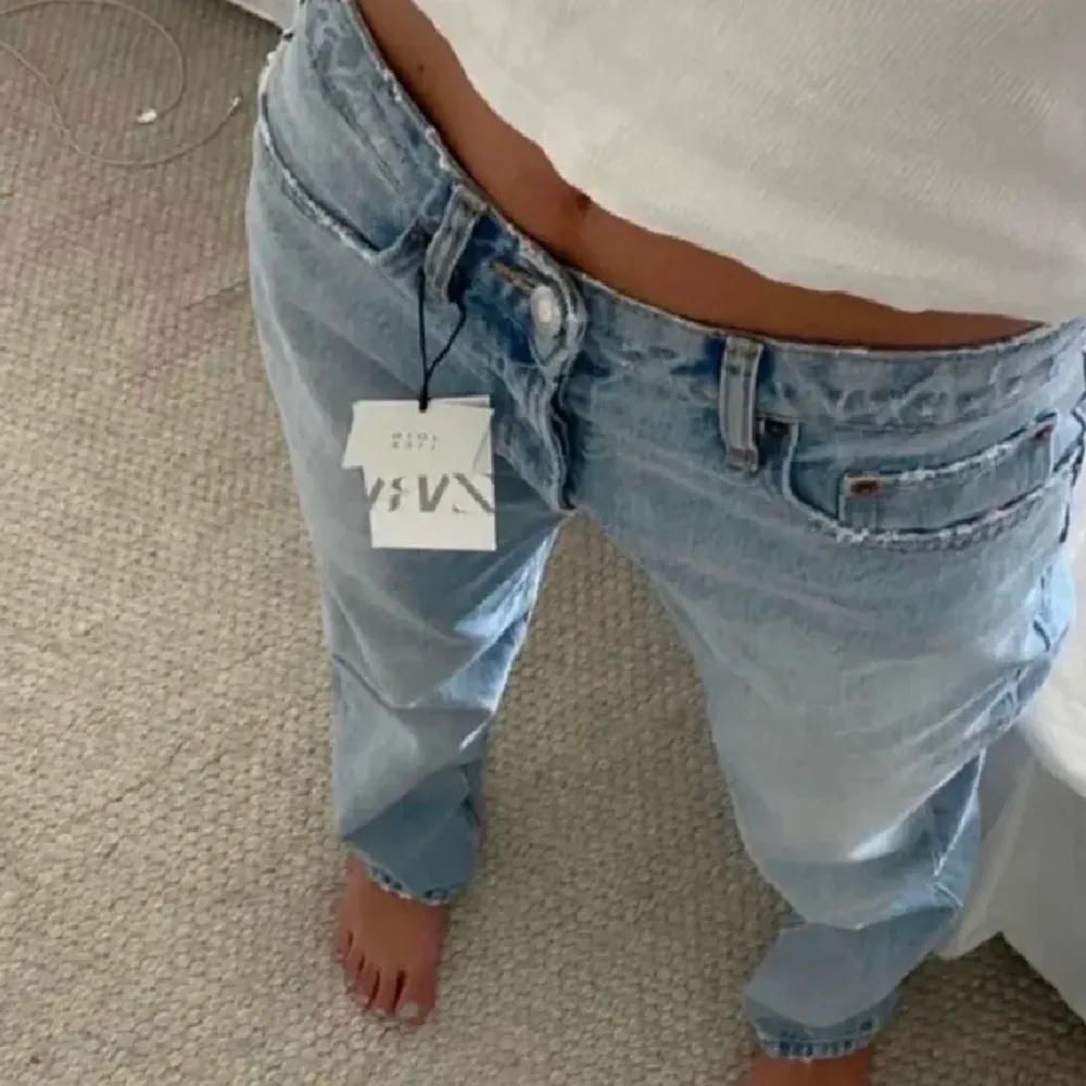 Säljer dessa populära zara jeans i storlek 36. Dom är het nya och prislappen sitter kvar. . Jeans & Byxor.
