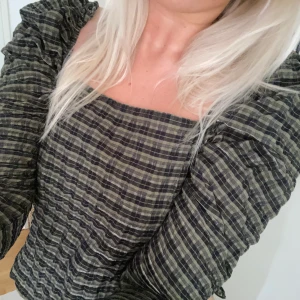 Topp zara  - Super fin topp från zara!! Går att klä ner och klä upp. Jätte fina höst färger i mörk grönt. Bra skick använd få gånger 